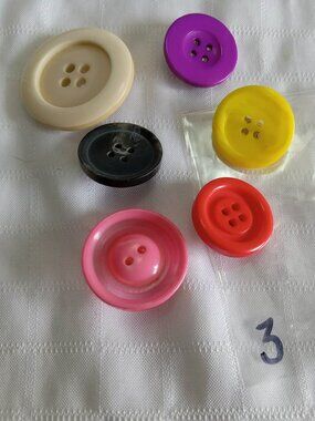 Set 3 : six handmade brooches with acrylic buttons